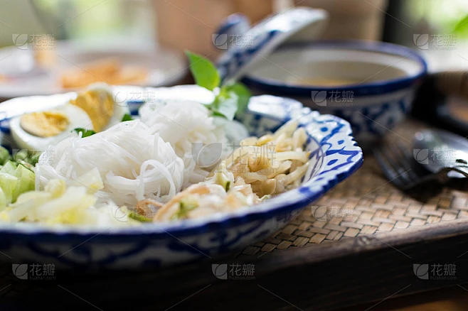 这是鱼串串的面条。泰国菜。素材-花瓣网