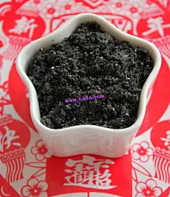 元宵馅料的做法

工　　艺：炒口　　味：甜味难　　度：初级入门人　　数：2准备时间：15分钟烹饪时间：&lt;10分钟

元宵馅料的主料：芝麻适量、花生适量

元宵馅料的辅料：白糖适量、香油适量
元宵馅料的做法：

1、黑芝麻在锅中用小火煸炒，一定要是小火。

2、慢慢的就能闻见真真的芝麻香，这个时候芝麻也就炒好了。

3、生花生在锅中用小火煸炒。

4、看到花生皮自己脱落的时候，就炒好了。

5、炒好的黑芝麻、花生备用。

6、糖粉、或者白砂糖选其中一种就行。

7、在打磨机里放入黑芝麻。

8、在打磨