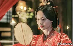 &lt;p&gt;从她踏上另外一个男人的花轿，他就知道，他们永生都不可能在一起了。他曾经还奢侈的想过，甄宓就是他一辈子携手的人，可是命运给他们开了个玩笑。&lt;/p&gt;&lt;p&gt;他们只能在不多能相见的场合里默默对望。想当初，两人情义相投，奈何今非昔，无处可盛此情。&lt;/p&gt;&lt;p&gt;曹植常常会在花前坐下饮酒，醉后宿在花下。只有在醉里才能面对虚无，诉说衷肠。真想回到过去初相见的时候，和她一起笑。相识满这天下，世人皆知他与甄宓情深缘浅。&lt;/p&gt;&lt;p&gt;若居