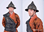 《绣春刀II》里的武器和服装到底有多惊艳 : 　　《绣春刀·修罗战场》上映以来，专业和观众评分历史性地一同炸裂。观众大呼好看，就是一时说不出哪里好，这才是真正地进入到了紧凑的情节里！ 那么帮助我们入戏的是什么呢？小编相信，除了主演精湛的演技之外，片