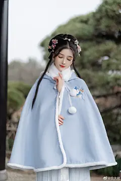 汉服商拍超话#汉服##古风美少年#
      绿蚁新醅酒，红泥小火炉。
      晚来天欲雪，能饮一杯无？

      ：@花海神-  ：@月南亭汉服
      专➕觀@月南亭汉服 ，过350揪三只小可爱一人一件可可爱爱小斗篷～ 2杭州 ​​​​