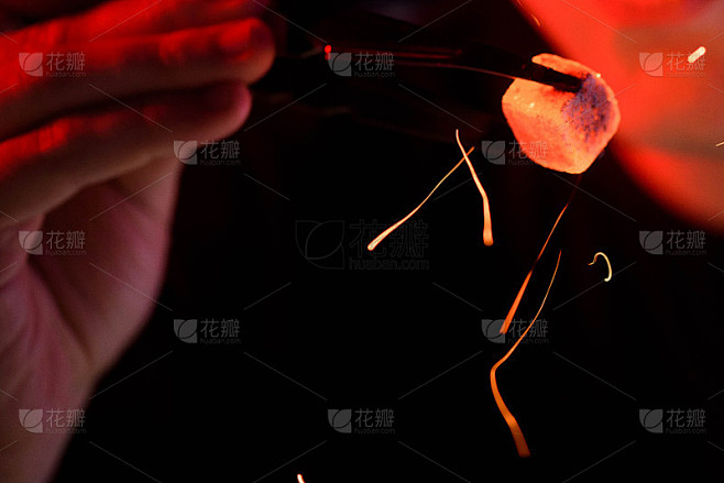 水烟，烧红的煤。人吹煤，火花飞溅。
