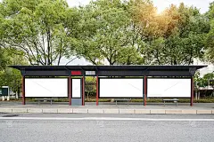 空白的一面的道路城市广告牌