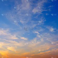 日出。太阳光照亮了云层。