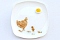 马来西亚华裔艺术家Hong Yi （Red）最近打造了名为‘31 Days of Creativity with Food’的食物设计作品，她以酱料为颜料，配合最简单的各式食材，用手边最平常的工具来创作属于自己的艺术作品。当美味的食材碰上艺术家的奇思妙想，一幅幅妙趣横生的艺术作品就诞生在我们眼前。创意无时无刻不在我们的生活之中，花点小小的心思，为生活增添色彩