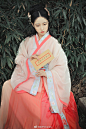 花开花落花无悔，缘来缘去缘如水。<br/>花谢为花开，花飞为花悲。<br/>花悲为花泪，花泪为花碎。<br/>花舞花落泪，花哭花瓣飞。<br/>花开为谁谢，花谢为谁悲。<br/>