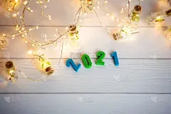 图2021的背景花环和散景。蓝色，绿色，金色，白色，黄色背景。新年横幅