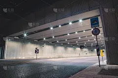 夜间的现代隧道