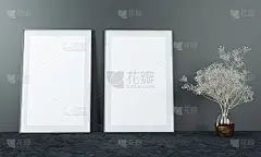 模拟海报框架在时尚的家庭室内，两框框架，黑色背景，简单的植物图，极简设计，3D插图