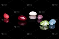 糖豆糖孤立在黑色玻璃上