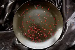 豪华的黑色背景配以醒目的红色节日明星做广告。卡业务。优雅的生日贺卡。极简主义的概念。时尚的风格