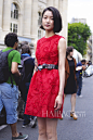 当地时间，中国模特杜鹃在2014秋冬巴黎高级定制时装周詹巴迪斯塔·瓦利 (Giambattista Valli) 秀场外街拍