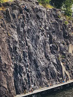 试图登顶的岩石攀登者