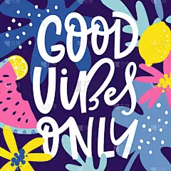 励志名言《Good vibe Only》。手写的动机的海报。夏季设计与白色标题和多彩的热带元素夏季。