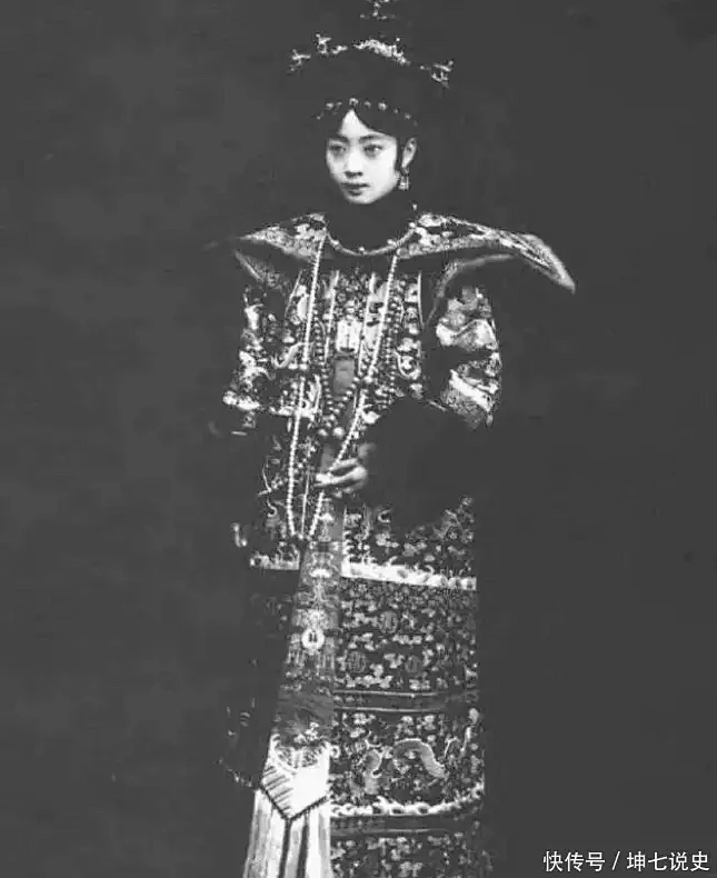末代皇后婉容老照片：大婚时候的朝服像，图...