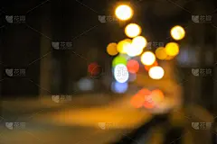 夜景模糊了车灯