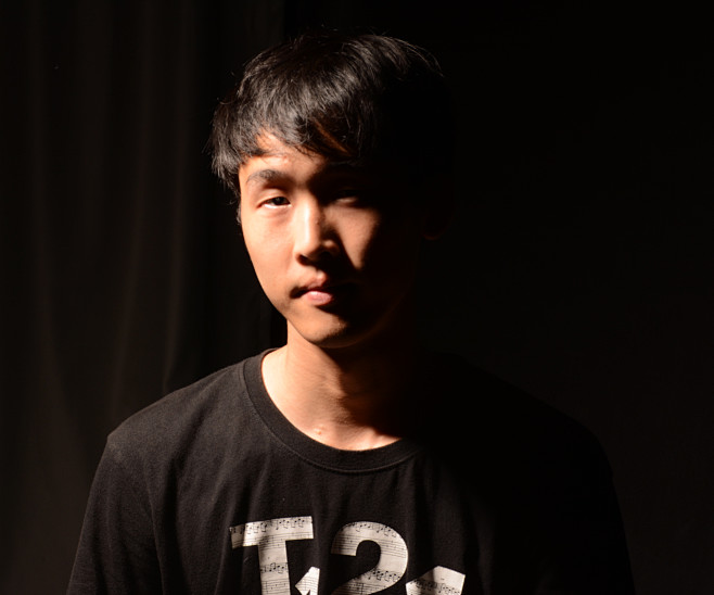 伦勃朗光特点是一盏灯侧面打光在人物阴影面形成一个三角形的受光面