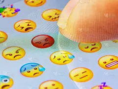 宏指触碰虚拟键盘上愤怒的表情符号