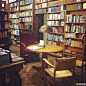 @彼得猫：在斯图加特豆子区里找到一家书店，名叫Antiquariat Muller & Graff。被书堆围起来的这些椅子足以令人喜爱不已，后门还有一条通往屋顶的美丽楼梯，值得一去。
