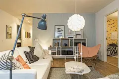 北欧风小宅，墙面用柔和粉嫩色系营造空间轻柔明亮感，加上局部壁纸，打造趣味主题墙面，家具部分，以简洁设计感，多以木质圆润感线条家具为主。