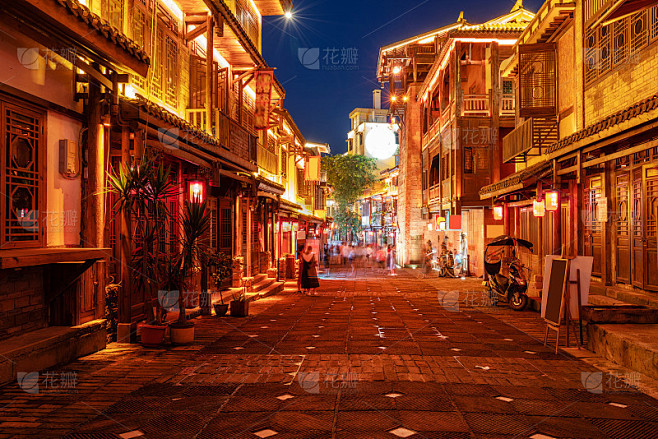 中国重庆古镇街道夜景