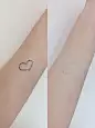 干皮！瑕疵皮亲妈！秋冬也拥有水润妆效 : 我的肤质：干皮，雀斑肌，角质层薄 秋冬对底妆的要求就是水润，喜欢那种脸上有光泽滴感jio 质地⭐️⭐️⭐️⭐️⭐️ 水润好推开，上脸不会卡干纹和爆皮 遮瑕力⭐️⭐️⭐️⭐️ 遮瑕力在水润的粉底液里算优