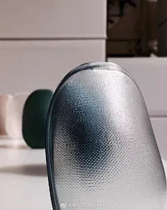 抵达东京的第一站，立刻赶去参观一个很小但却品质极高的CMF展，因为是展览的最后一天的最后两个小时了。当递上名片时，主办方说：＂oh，YANG DESlGN，I know，l know … ＂开心！一段美好旅程就此开始… @日本设计小站 @日本国驻华大使馆 ​​​​