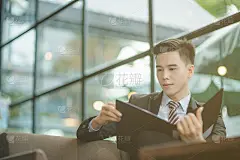 成功的企业家和商业人士实现目标，快乐的商业人士庆祝公司的成功，商业女性举起手臂领导一个成功的团队。