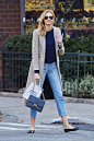 Karlie Kloss
street snap，很简单大方的look，超模就是身材好！穿平底鞋都超好看～
#女装# #搭配# #时尚# #街拍# #明星#