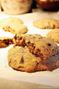 薄脆巧克力奇普 Thin & Crisp Chocolate Chip Cookies 
36块(上图) 
材料: 
1 ½ 杯面粉 
¾ tsp baking soda 
¼ tsp 盐 
8 tbsp /1条无盐黄油,融化后冷却,或等量澄清黄油 
½ 杯砂糖 
1/3 杯黄糖 light brown sugar 
2 tbsp 玉米糖浆 
1 个蛋黄 
2 tbsp 牛奶 
1 tbsp 香草精华 
¾ 杯中甜巧克力碎 
做法: 
1.将面粉,baking soda和盐混合均匀. 
2.低速打
