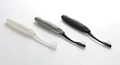 brillo 85030-85032 Portable Toothbrush | PRODUCT | METAPHYS : brilloとは、スペイン語で「ツルツル」の意味。食べたらすぐに歯を磨くということは、予防医学的にとても大切なことです。もうすでに習慣にされている方も多いけれど、歯ブラシにまでこだわっている方はまだまだ少ないのではないでしょうか。brilloはコンパクトな折り畳み式ですが、そのカタチには、使い方を検証した、たくさんの「行為のデザイン」が詰まっています。