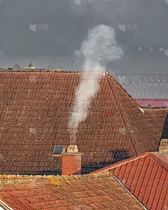 一个有冒烟烟囱的古老村庄的屋顶