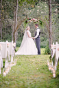户外树林边的一场小型婚礼，两颗大树间用龙柳就可以创造的简洁仪式花门 - 户外树林边的一场小型婚礼，两颗大树间用龙柳就可以创造的简洁仪式花门婚纱照欣赏