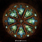 珠宝设计玫瑰窗（the rose window），也称玫瑰花窗，为哥特式建筑的特色之一，指中世纪教堂正门上方的大圆形窗，内呈放射状，镶嵌着美丽的彩绘玻璃，因为玫瑰花形而得名 ​ ​​​​