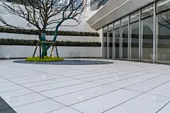 空空的一楼在现代办公楼的外观。