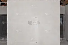 新粉刷的隔墙用来挂电视，可见的插座用于电视连接和电缆隧道。