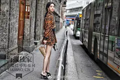 #海报独家##海报网直击米兰时装周##报走时装周# @陈都灵 出发 @PhilosophyOfficial 2019秋冬女装秀场，陈都灵 复古印花短裙衬托了九头身完美比例，波西米亚的浪漫风格漫溢出了春天气息。 2意大利·米兰 ​​​​