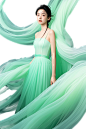 摄影人像，1个东方女性，全身，梦幻，淡绿色流体形式，透明，闪光，鲜艳的淡绿色，发光，明亮，抽象摄影，32k，111
