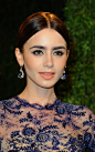 Lily Collins  莉莉柯林斯‖1989年3月18日出生于英国，英国裔美国演员、电视主持人、模特，英国歌星菲尔柯林斯和他的来自美国的第二任妻子吉尔科伦的女儿。
        2009年她凭借和奥斯卡影后桑德拉·布洛克合作出演电影《弱点》而为广大影迷熟知。在2013年，她在根据卡桑德拉克莱尔最畅销的小说《骸骨之城》改编的奇幻电影《圣杯神器：骸骨之城 》中出演女主角Clary Fray