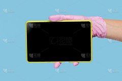 外科手套,手,蓝色背景,轻蔑的,拿着,极简构图,正下方视角,空白的,名片,粉色