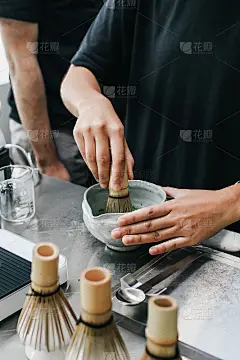 制作日本冰抹茶拿铁，茶是用竹子打蛋器，传统的抹茶工具。