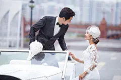 敞篷老爷车，经典复古，英伦范儿十足；白色主调，唯美浪漫。简约又遮挡不住大气，这里是拉斐特婚礼庄园。 “跟我走吧”。这将是一场远行，承载着爱，承载着最真挚的情感。这场远行永远没有终点，而我会一直牵着你。