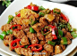 【牛肉粒】做法：1、牛肉切丁；青红椒切圈；洋葱切丁；姜切片；2、牛肉丁中加料酒、盐、酱油、孜然、水淀粉、蚝油、香油，混匀腌20分钟；3、锅中油加热至5成，放牛肉粒炒变色，盛出；4、锅中放入少许油加热，放入洋葱、姜和辣椒圈炒出香味；5、放入炒好的牛肉粒、孜然、辣椒粉、白芝麻翻炒均匀即可。