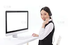 人物系列实景坐在电脑前手扶耳麦的职业女性