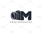字母M相机标志模板。相机标志图标上的白色背景。时尚设计标志相机。