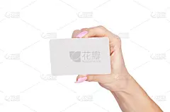 女性手拿一张空白卡片。