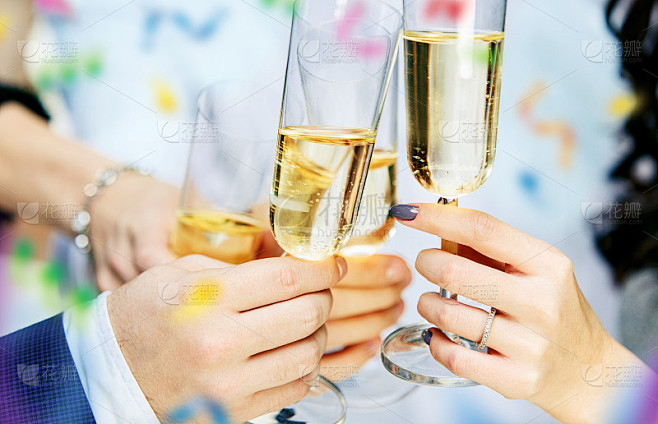 庆祝。手握香槟和葡萄酒举杯祝酒。