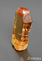 赛黄晶（Danburite）英文名称来自发现地美国康涅狄格州的丹伯里（Danbury）。化学成分：钙硼硅酸盐，CaB2[SiO4]2，颜色 ：无色、浅黄色、褐色，偶见粉红色。其中蜜黄色和酒黄色似托帕石。赛黄晶之所以叫赛黄晶，是因为它的成分跟黄晶非常相似，但是毕竟是略有区别，所以中文翻译成了赛黄晶。