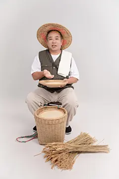 稻米稻香手捧大米农民人物摄影图片