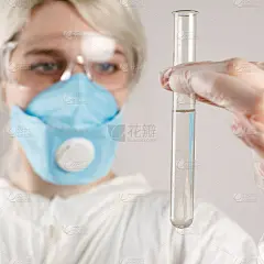 一个穿着防护服和呼吸器保护健康免受病毒、流行病和传染病的女孩。新的Covid-19。疫苗搜索概念。阻
